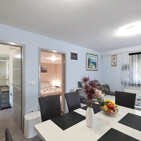 Two Bedroom Sunset Apartment *