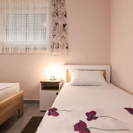 Two Bedroom Sunset Apartment Vir