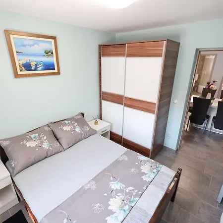 Two Bedroom Sunset Apartment Vir